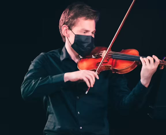 Violinista chileno integrará la Filarmónica de Bruselas gracias a premio en Festival de Música de Huilo Huilo