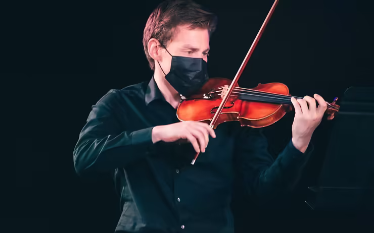 Violinista chileno integrará la Filarmónica de Bruselas gracias a premio en Festival de Música de Huilo Huilo